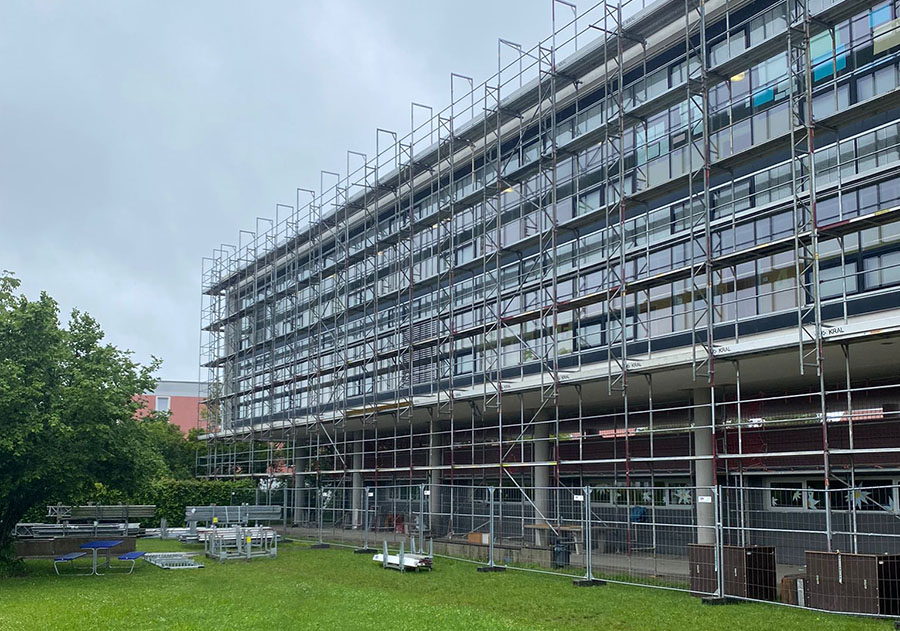 Detailansicht Fassade mit Gerüst